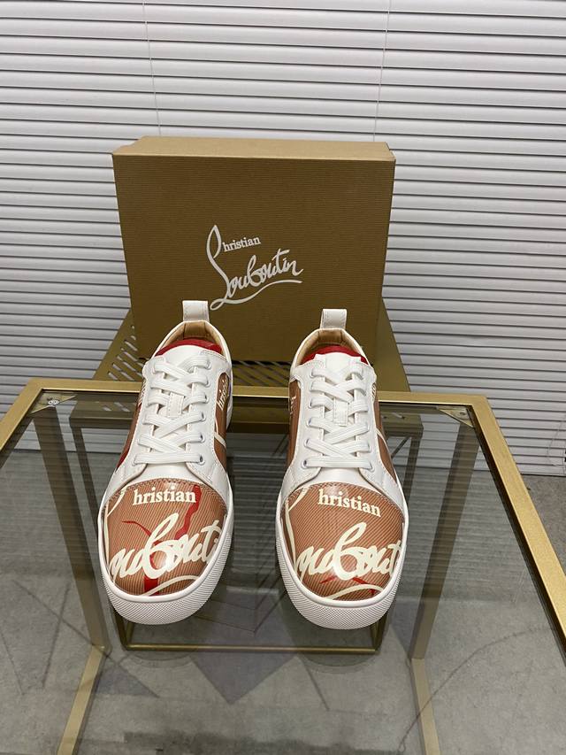 定做款 出厂价 。Christian Louboutin Cl红底鞋 专柜系列，情侣休闲板鞋 独家热款发布活动乳胶垫脚成品大底车线女35-40#男38#-46,